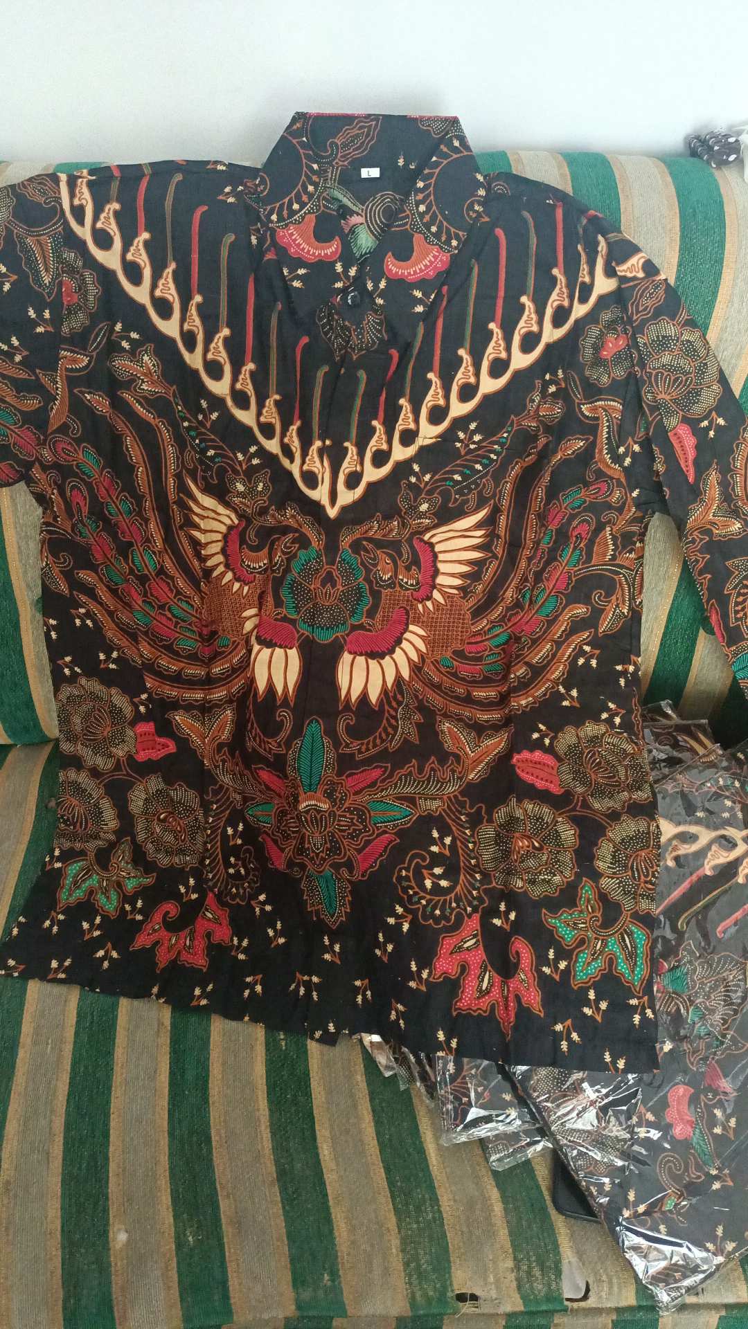 Kemeja Batik Pria Printing Motif Kupu Coklat / Putih