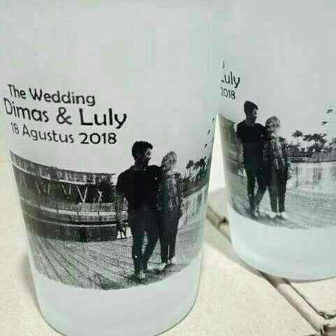 SOUVENIR GELAS MINUM DENGAN SABLON NAMA LOGO SILUET CUSTOM. SOUVENIR PERNIKAHAN MURAH FOTO PREWED.