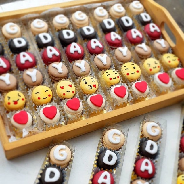 

BABY MACARONS IN BOX 6 pcs
