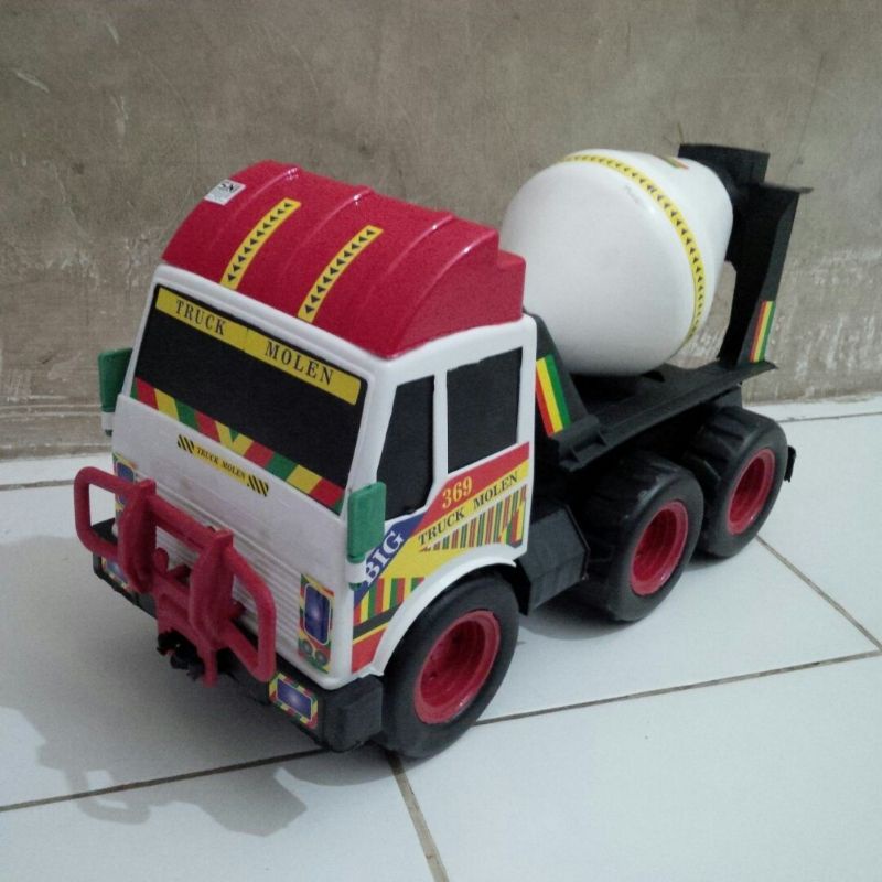 Mainan anak truk molen