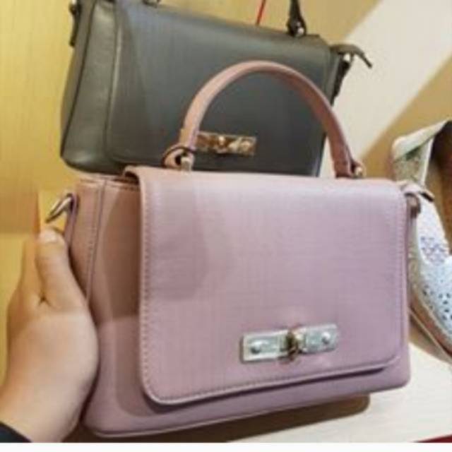 preloved tas kickers ori ada deffect dikit g keliatan jual murah aja 130rb harga beli 780rb