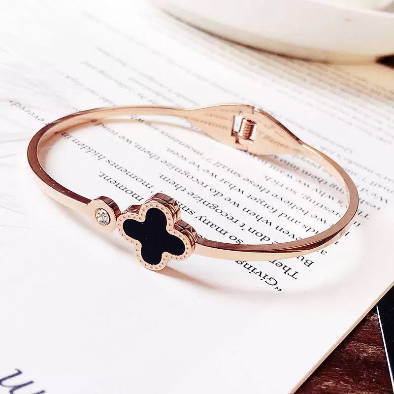 Gelang Terbuka Wanita Dengan Semanggi Daun Empat Klasik Keberuntungan 18K Preppy Style/Titanium Steel/Rose Gold