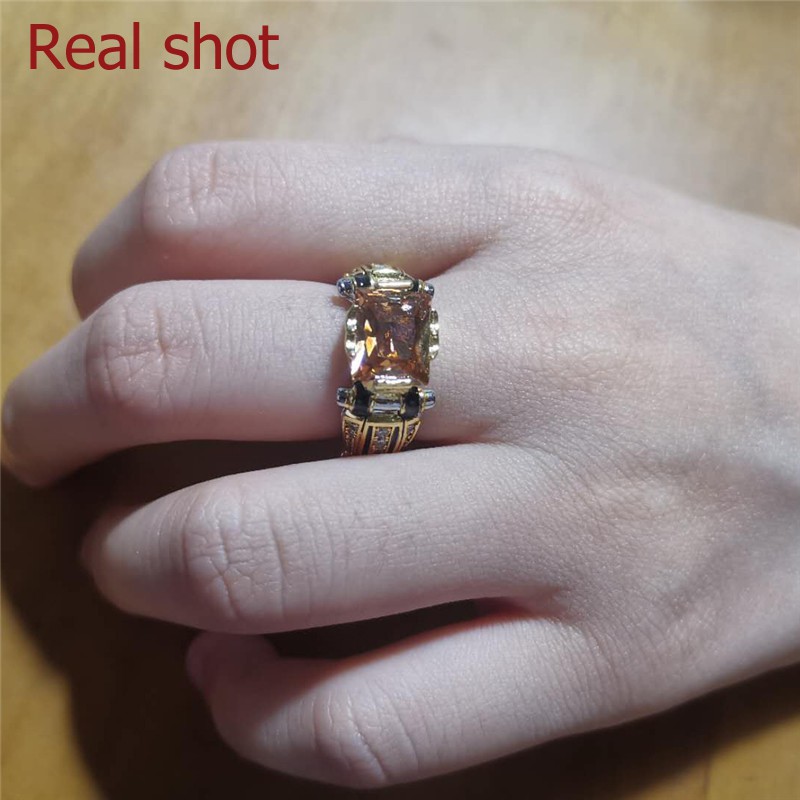 Pria Cincin dengan Aksesoris Kreatif Mendominasi Warna Desain Pemisahan