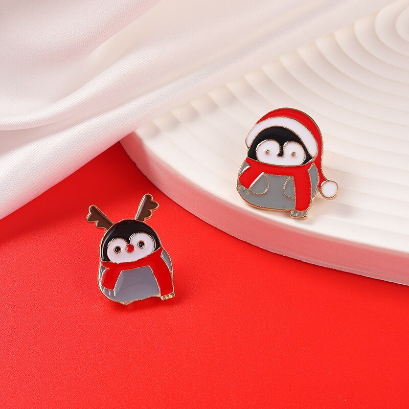 Bros / Pin Enamel Desain Penguin / Santa Claus / Rusa Tema Natal Untuk Aksesoris Scarf / Topi / Tas Anak