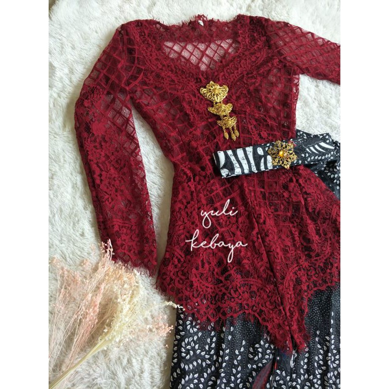 Set Kebaya Jadi Semi Sabrina Brokat Italy Maroon dengan Rok Wiru