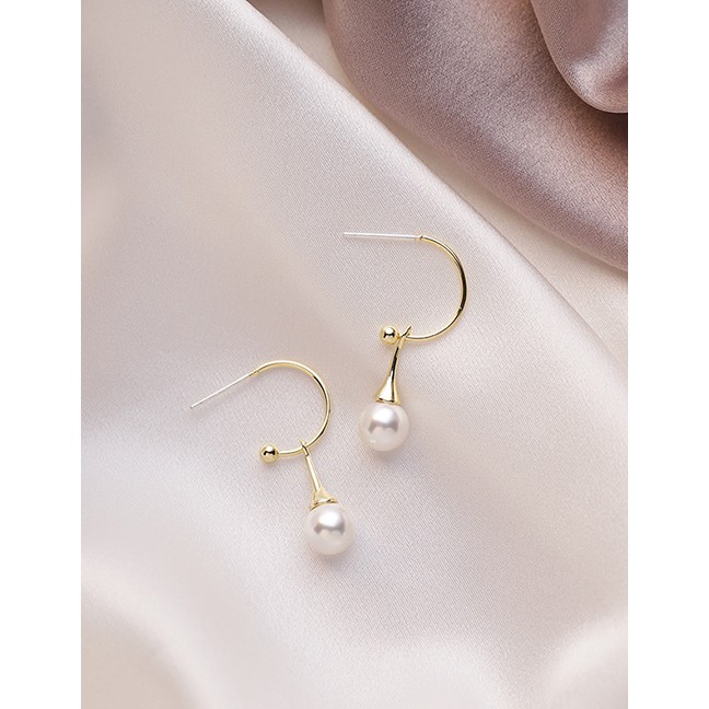 LRC Anting Tusuk Fashion Golden Drop-shaped Pearl Alloy Geometric Earrings P22315