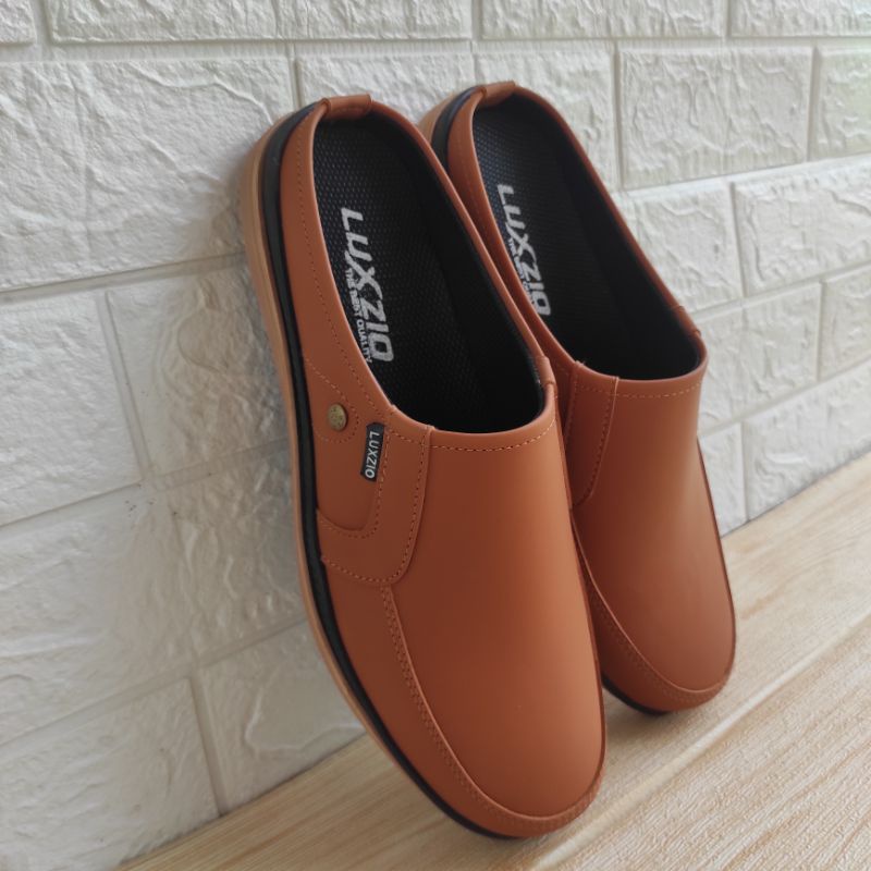 Sandal Slop Bustong Pria Kulit Sintetis Premium Slip On Kasual Sol Karet Rubber Suede