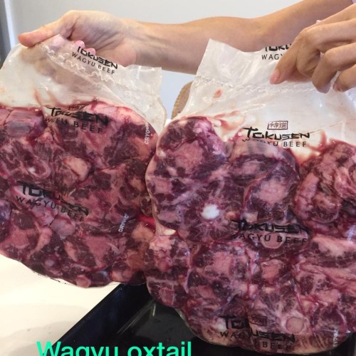 

TOKUSEN OXTAIL 1KG BUNTUT WAGYU