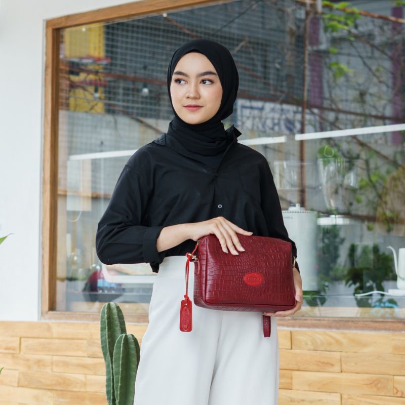 TAS SLEMPANG WANITA KULIT SAPI ASLI MOTIF BUAYA MODEL CLOE - FREE GRAVIR NAMA DI GANTUNGAN TAS