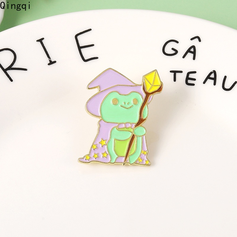 Bros Pin Enamel Desain Kartun Penyihir Katak Magic Lucu Aksesoris Tas Ransel / Hadiah Anak
