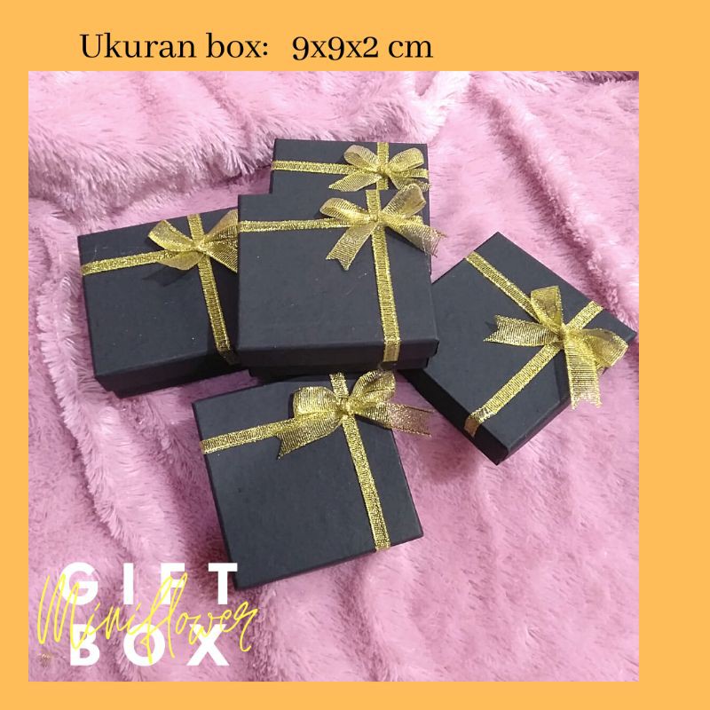

Kotak Hadiah dan Souvernir ukuran 9x9x2 cm dengan Pita