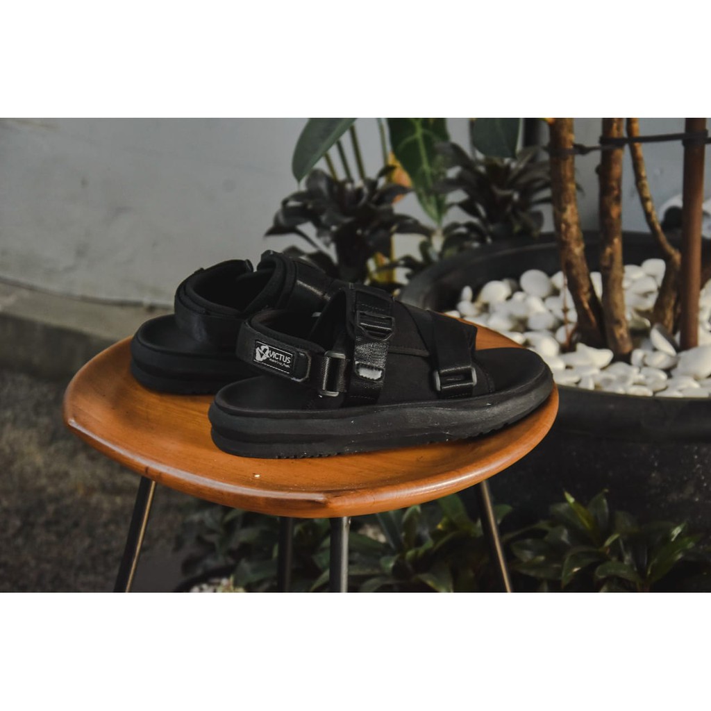 SANDAL KASUAL PRIA VOLKERFOOTWEAR X VICTUS ARTIKEL MOCK UP FULLBLACK