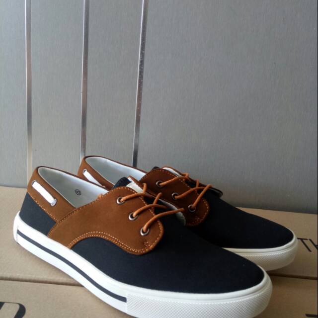 Sepatu Casual Pria Hitam Coklat Sneakers Tali Sepatu Sekolah Kuliah Keren