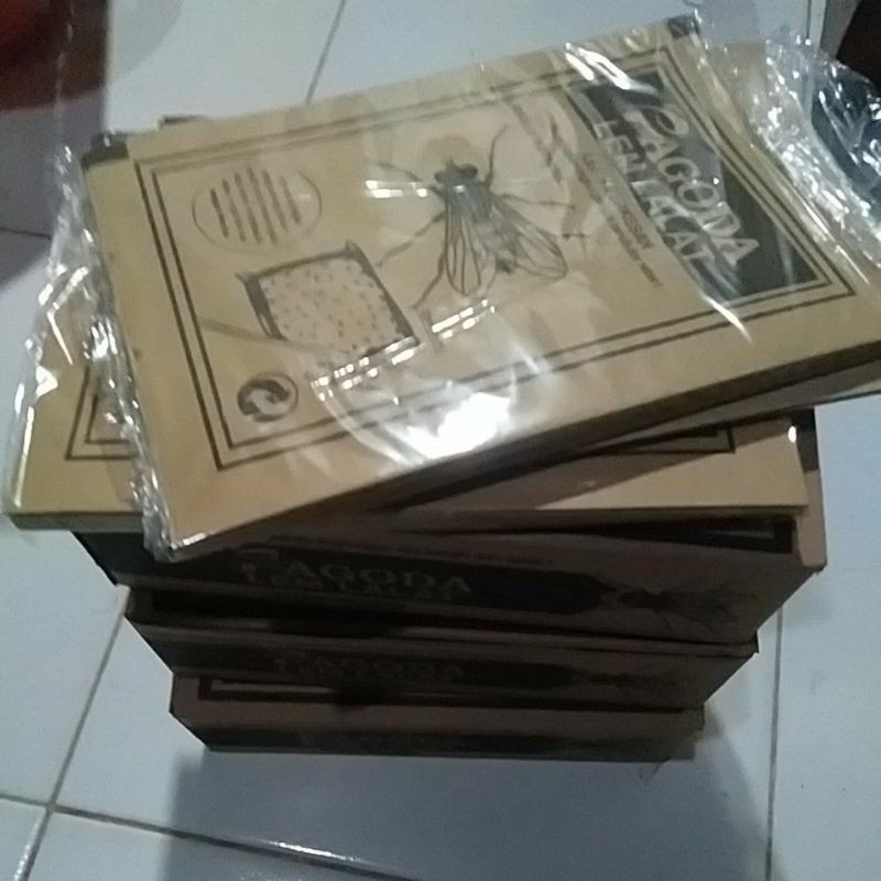 

LEM LALAT KERTAS SUPER LENGKET/LEM LALAT PAGODA (10 pCS)