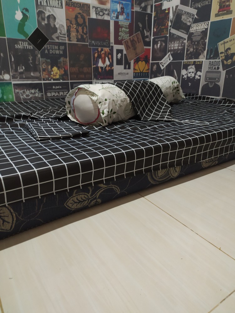 Sprei Motif Kotak Hitam/abu Abu/merah/biru/putih( Tanpa Bedcover)