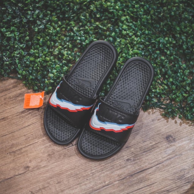 nike benassi slide black white