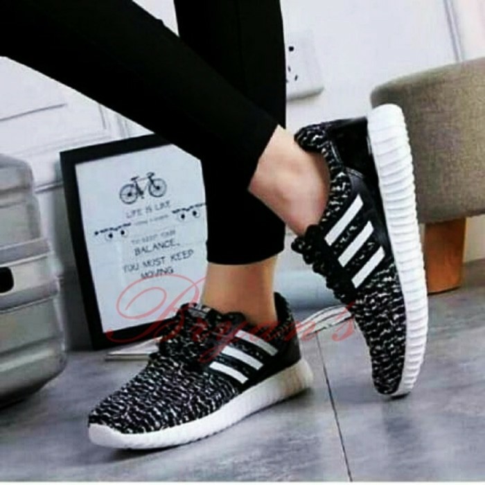 Terhits SEPATU ADIDAS YEEZY BINTIK HITAM STRIP PUTIH TERMURAH