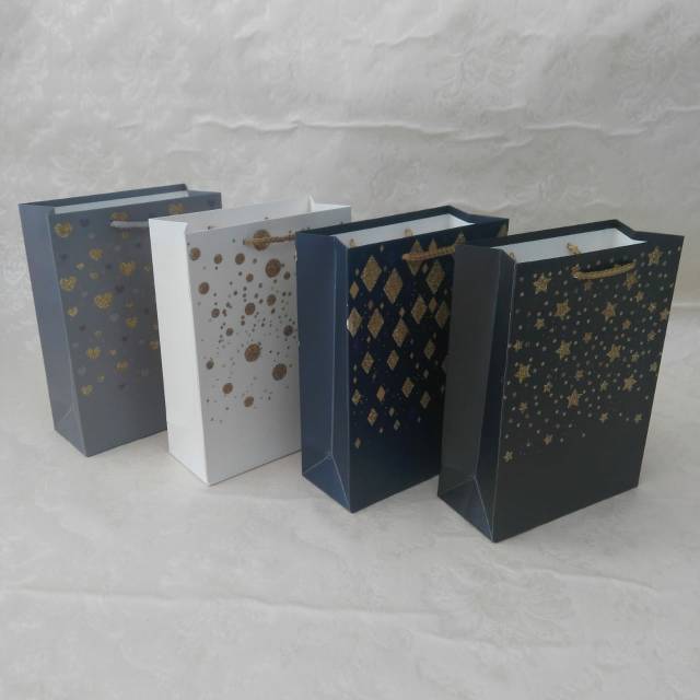 

6 pcs Paper Bag Elegant glitter cocok utk tas kantong ultah bento souvenir. Harga sudah utk 6 pcs