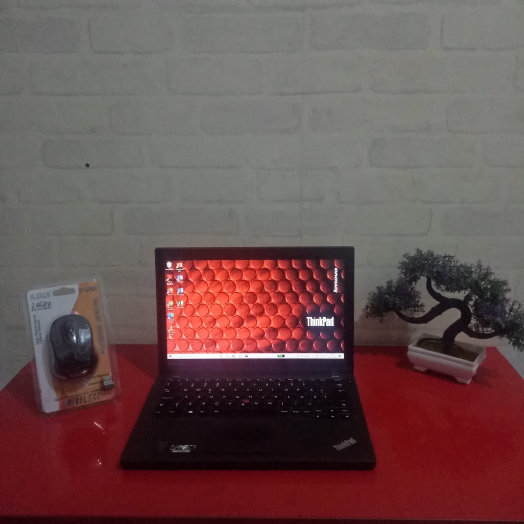 LENOVO ThinkPad X240 TouchScreen - Hitam (Core i5 gen 4) RAM 8gb SSD 180gb VGA Intel® HD Graphics Fa