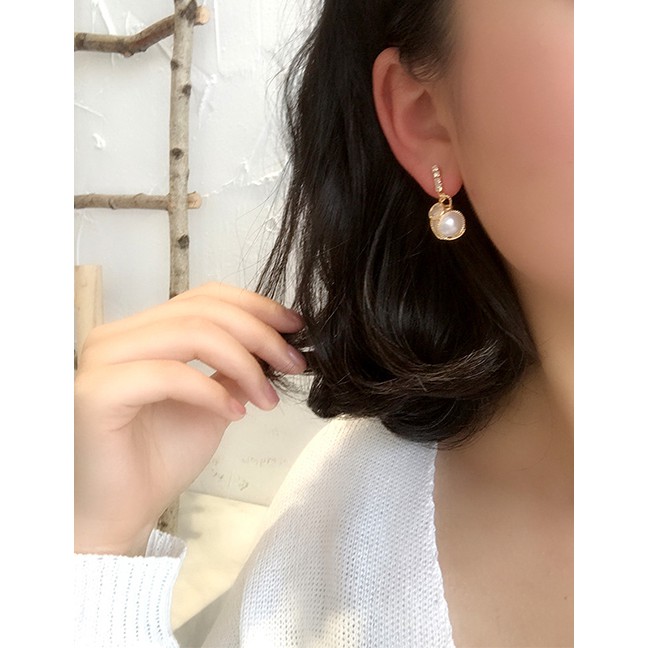 LRC Anting Tusuk Fashion Golden Pearl Earrings With Diamonds D68243