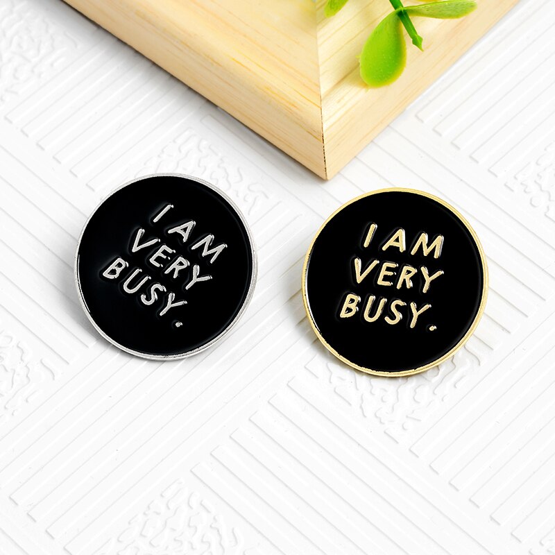 Bros Pin Enamel Desain I AM VERY BUSY Bentuk Bulat Warna Hitam Untuk Hadiah