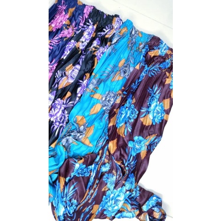 rok plisket motif bunga