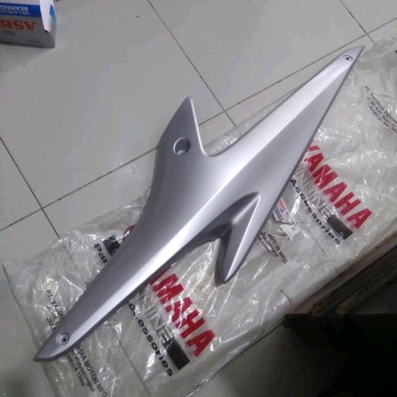 Cover body tengah aerox 155 kanan silver original yamaha