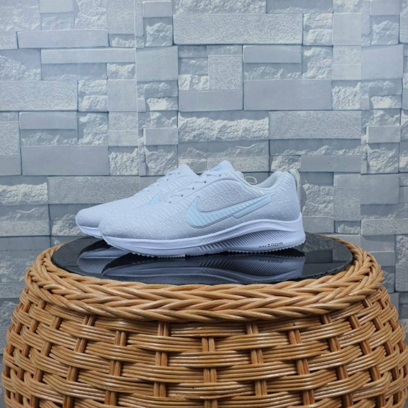 Sepatu Kets Putih Wanita Nke Zoom Pegasus. Ukuran 36-40