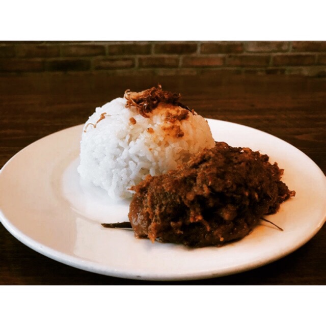 

Paket Nasi + rendang berikut lalapan dan baby potato