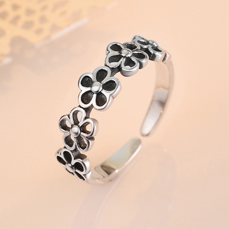 Cincin Model Terbuka Bahan Metal Warna Silver Desain Bunga Hitam Gaya Antik Adjustable Untuk Wanita