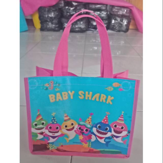 

goodie bag tas souvenir ulang tahun baby shark
