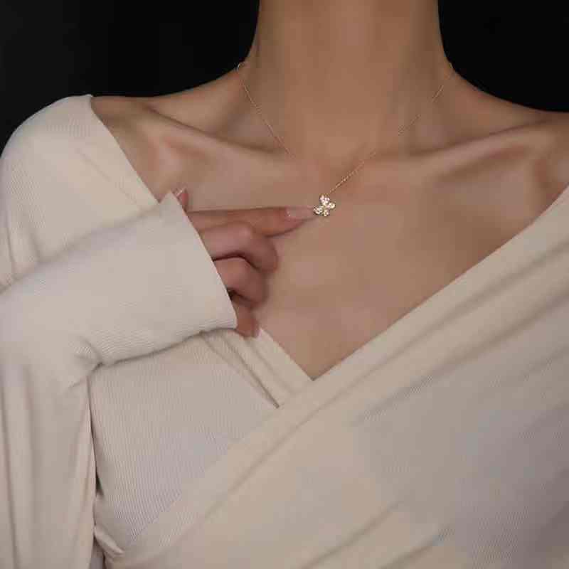 Kalung Rantai Liontin Kupu-Kupu Hias Kristal Imitasi Berkilau Elegan untuk Wanita / Hadiah