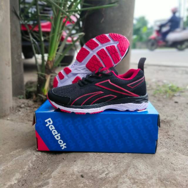 Sepatu sneaker pria Reebok