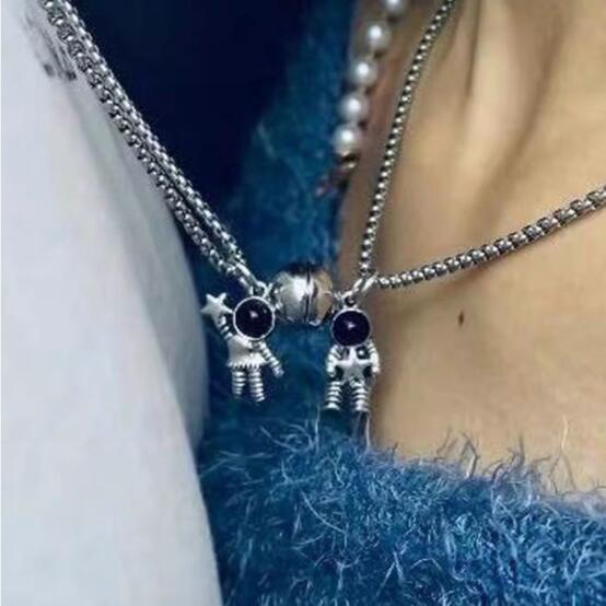 Magnetic pasangan kalung pria dan wanita satu pasang spaceman suction liontin TikTok gaya yang sama