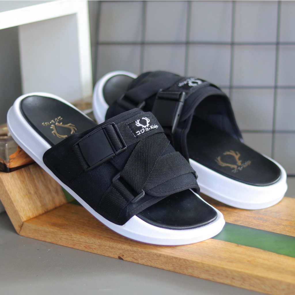 PANDEMIC BLACK ORIGINAL x KOJO Sandal Casual Hitam Pria Sendal Slide Jalan Santai Harian Slippers Hangout Main Kondangan Lebaran Slop Selop Karet Premium Slip On Remaja Dewasa Flip Flop Kerja Formal Sport Fashion S1 Footwear Keren Terbaru Kekinian Branded