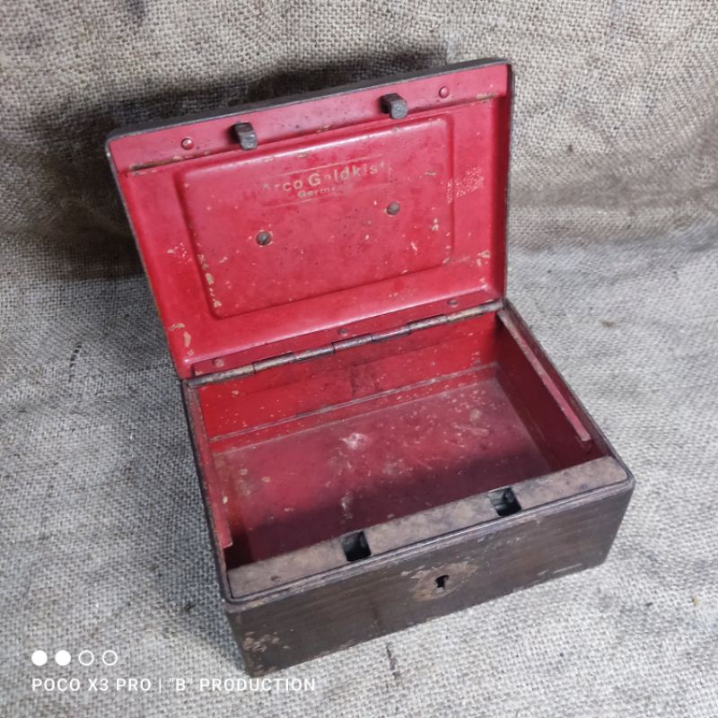 Kotak uang kotak besi made in Germany antik vintage