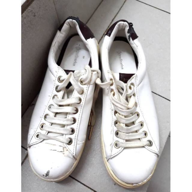 Sepatu sneakers stradivarius putih preloved second