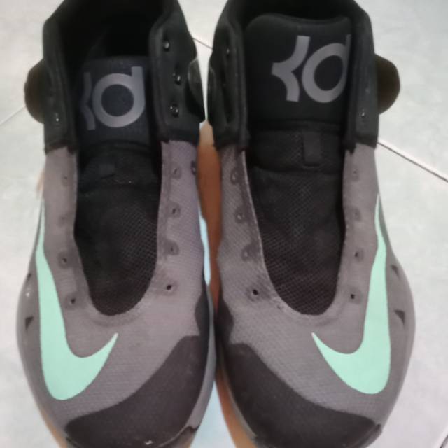 Sepatu basket Nike