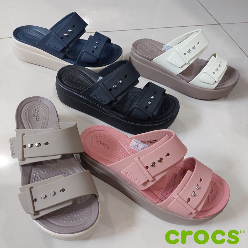 Crocs / Crocs Brooklyn Buckle Wedge / Sandal Wedges / Sandal Crocs / Crocs Wanita / Crocs Wedges / Selop Wanita / Wedges Wanita / Sandal Hak / Wedges Wanita / Crocs Perempuan / Selop Wanita / Crocs Selop / Crocs Brooklyn