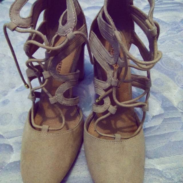 Sepatu wedges Christian Siriano for Payless