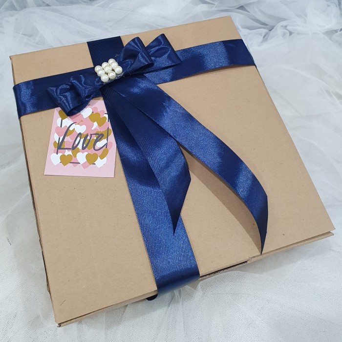 

Box hampers ulang tahun anniversary wisuda valentine pacar boneka