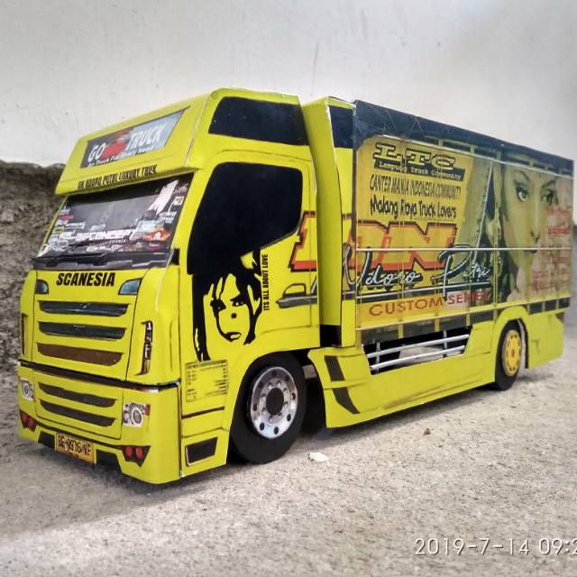 Miniatur Truk Canter Scania Custom Ndoro Putri Skala 1 25 Shopee Indonesia