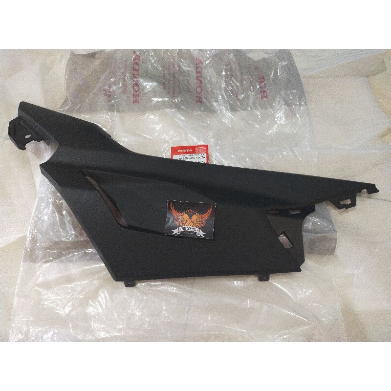 cover body bawah Lis samping pijakan Vario 160 ori ahm