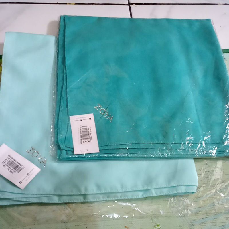 Zoya segi empat polos