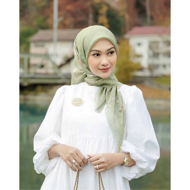 Buttonscarves The Nada Series warna Si