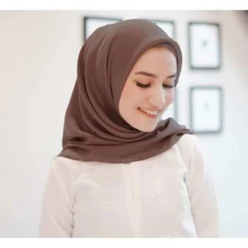 Hijab segi empat paris premium polos by : catlyn carla-Pramuka