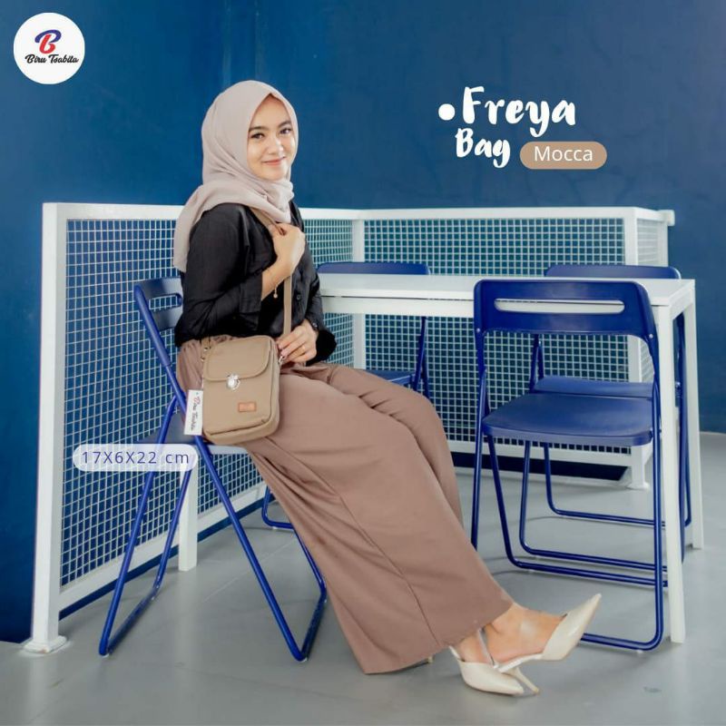 Tas slempang wanita Freeya biru tsabita