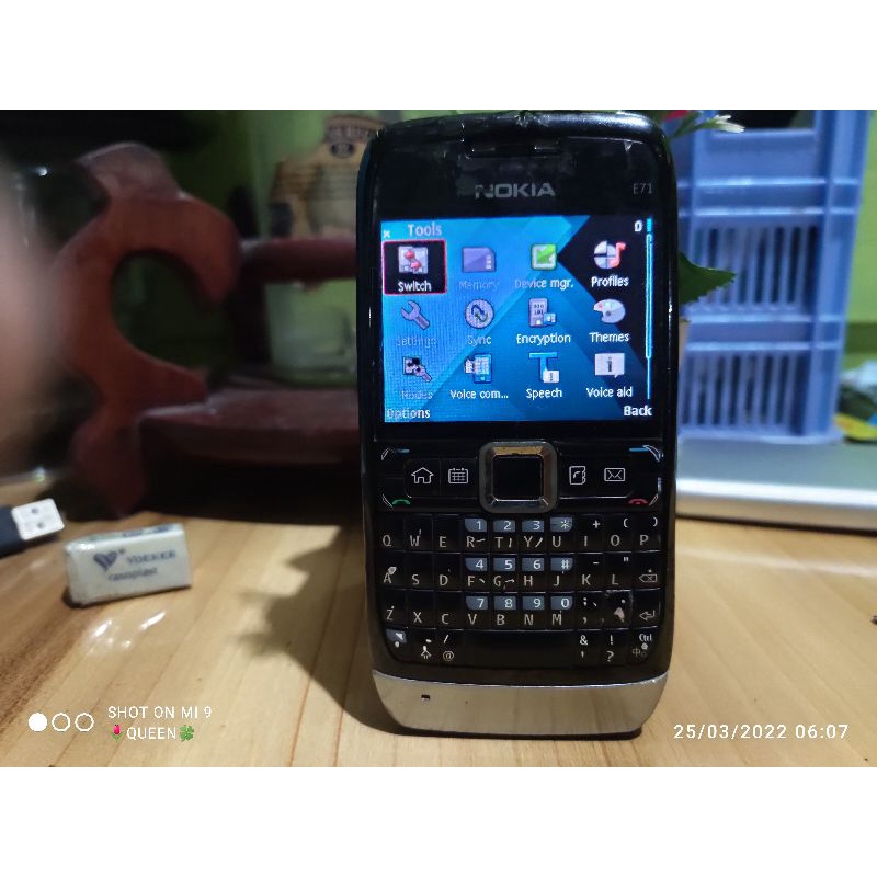 Nokia E71 (Bahan)