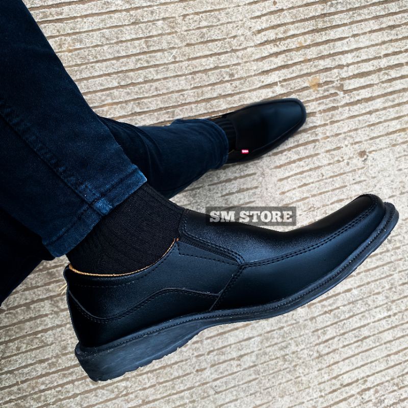 Sepatu Pantofel Pria Kickers Pantofel Kantor Hitam Kulit Terbaru