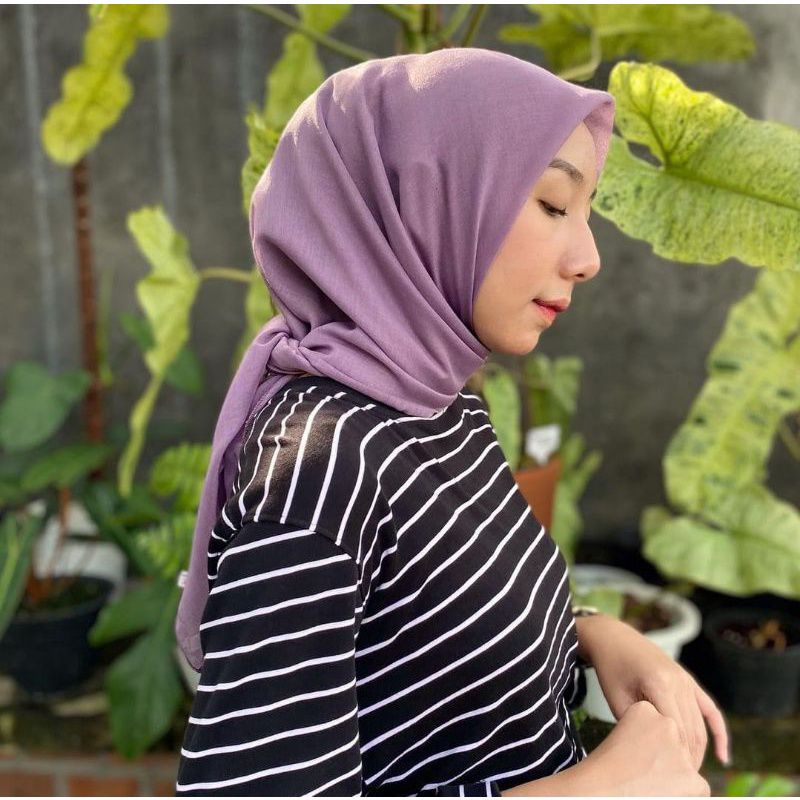 Hijab Segiempat Paris Polos Tegak | Red Rose | Varisha | Shanu | Azara |-Medium Orchid